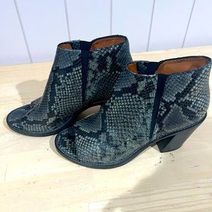 Worn once and In brand new condition!! Cute shoes with mock snakeskin fabric!
